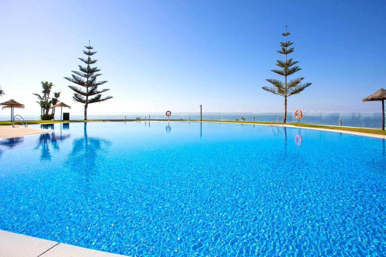 Beach And Pool Holidays At The Grand Coloso Бенальмадена Экстерьер фото